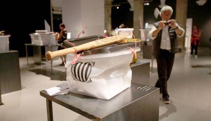 L'obra de Franc Aleu en l'exposició d'urnes de l'1-O a l'Arts Santa Mònica.