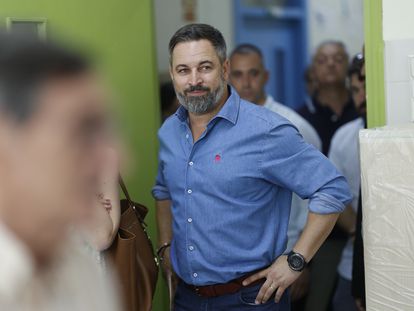El líder de Vox, Santiago Abascal, ejerce su derecho al voto en el colegio Cristo Rey en Madrid, este domingo.