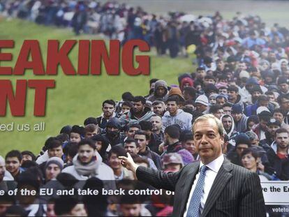 Farage este jueves con el polémico cartel que recuerda a propaganda nazi.