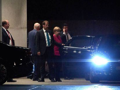 Angela Merkel abandona la reunión de la coalición de Gobierno en Berlín.