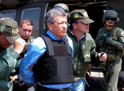 Policías colombianos conducen al <i>narco</i> Miguel Rodríguez Orejuela a EE UU para su juicio en 2005.