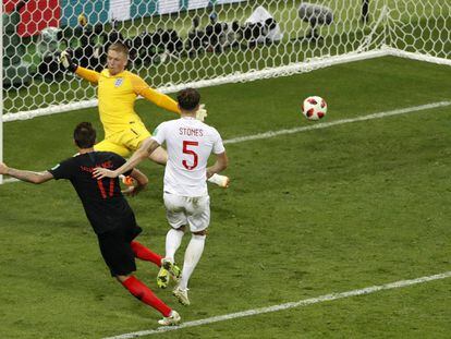 Mandzukic marca el segundo gol de Croacia ante Stones y Pickford.