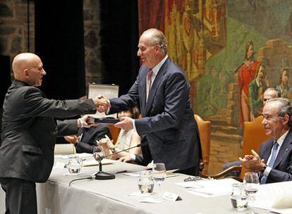 El Rey don Juan Carlos entrega su premio a Emilio Hernández, director del Festival de Almagro, en presencia de Gregorio Marañón y Bertrán de Lis, presidente del Patronato de la Real Fundación de Toledo.
