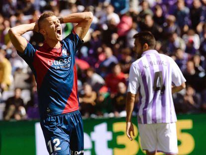 Longo, jugador del Huesca, lamenta una ocasión perdida el pasado domingo.