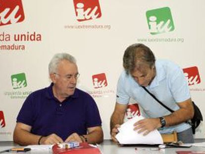 Cayo Lara (izquierda) y Pedro Escobar, en la reunión mantenida en Mérida el 18 de junio.