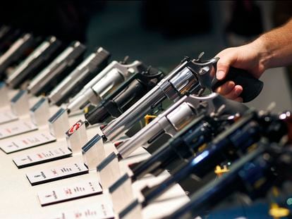 Pistolas son puestas a la venta en una convención de armas en Las Vegas, Estados Unidos, en agosto pasado.