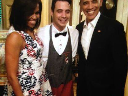 Los Obama con su camarero, Reinier Mely, anoche en La Habana.