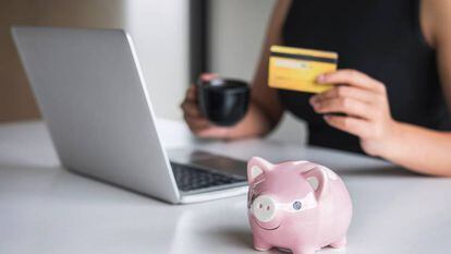 Una mujer realiza una compra por Internet con su tarjeta de crédito.