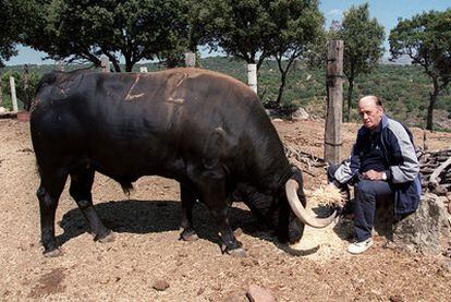 Antonio Chenel <i>Antoñete</i>, en su finca <i>Las laderas,</i> en la localidad madrileña de Navalagamella, en 2001.