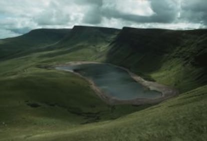 Vista del lago Llyn y Fan Fach, junto al parque nacional de Brecon Beacons, en Gales (Reino Unido).