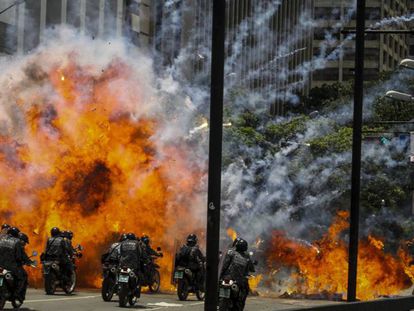 Una explosión en medio de varios policías el domingo en Caracas.