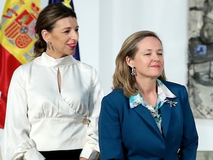 Yolanda Diaz (a la derecha), ministra de Trabajo, y  Nadia Calvino, vicepresidenta y ministra de Economia, en La Moncloa.