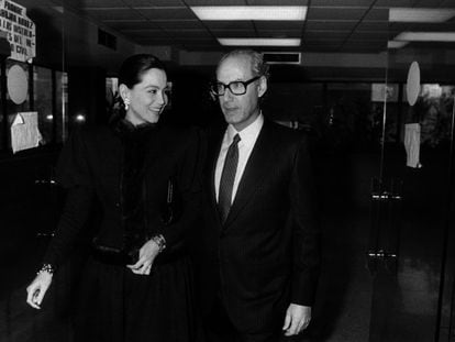 Isabel Preysler y Miguel Boyer el día de su boda civil en los juzgados de Madrid, el 2 de enero de 1988.