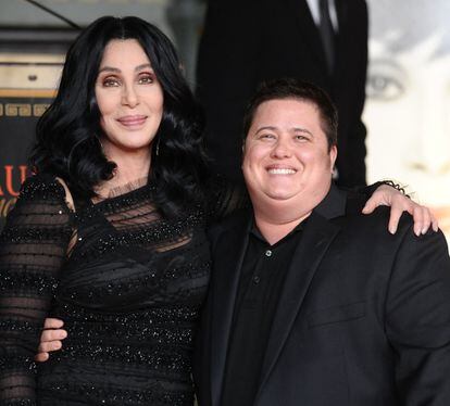 Cher y su hijo Chaz Bono tras someterse a un cambio de sexo, en 2011. Todo el proceso quedó reflejado en el documental 'Becoming Chaz'.