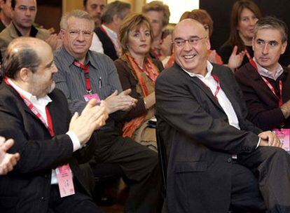 Txarli Prieto, Javier Rojo y Ramón Jáuregui durante el último congreso del PSE alavés.