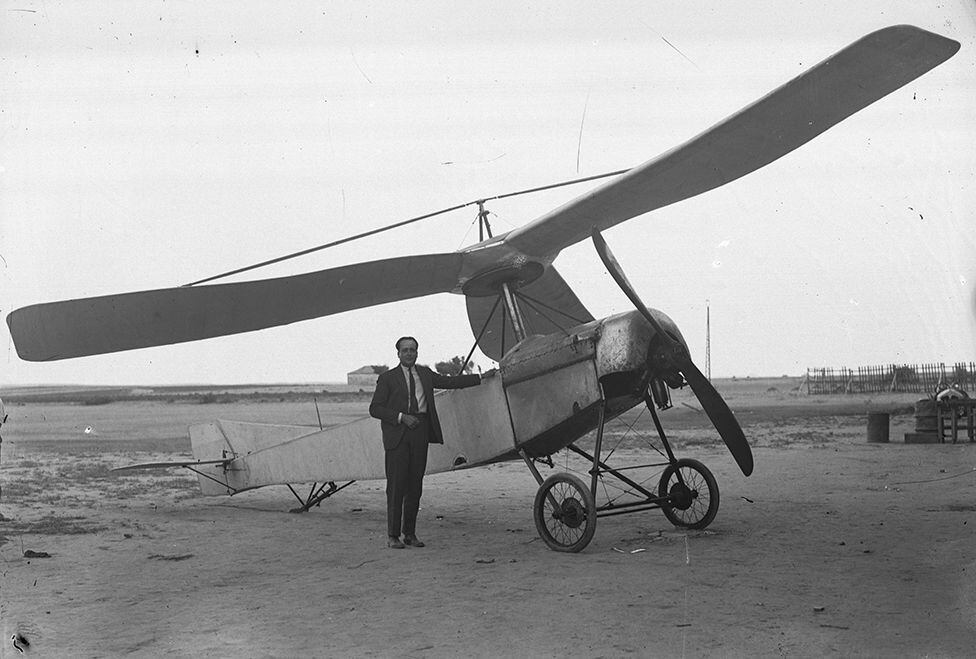 Juan de la Cierva posa junto a un autogiro modelo 'Cierva C.3' en 1921. Esta es una de las fotografías que hace parte de la exhibición 'Los 20 del XX'. 