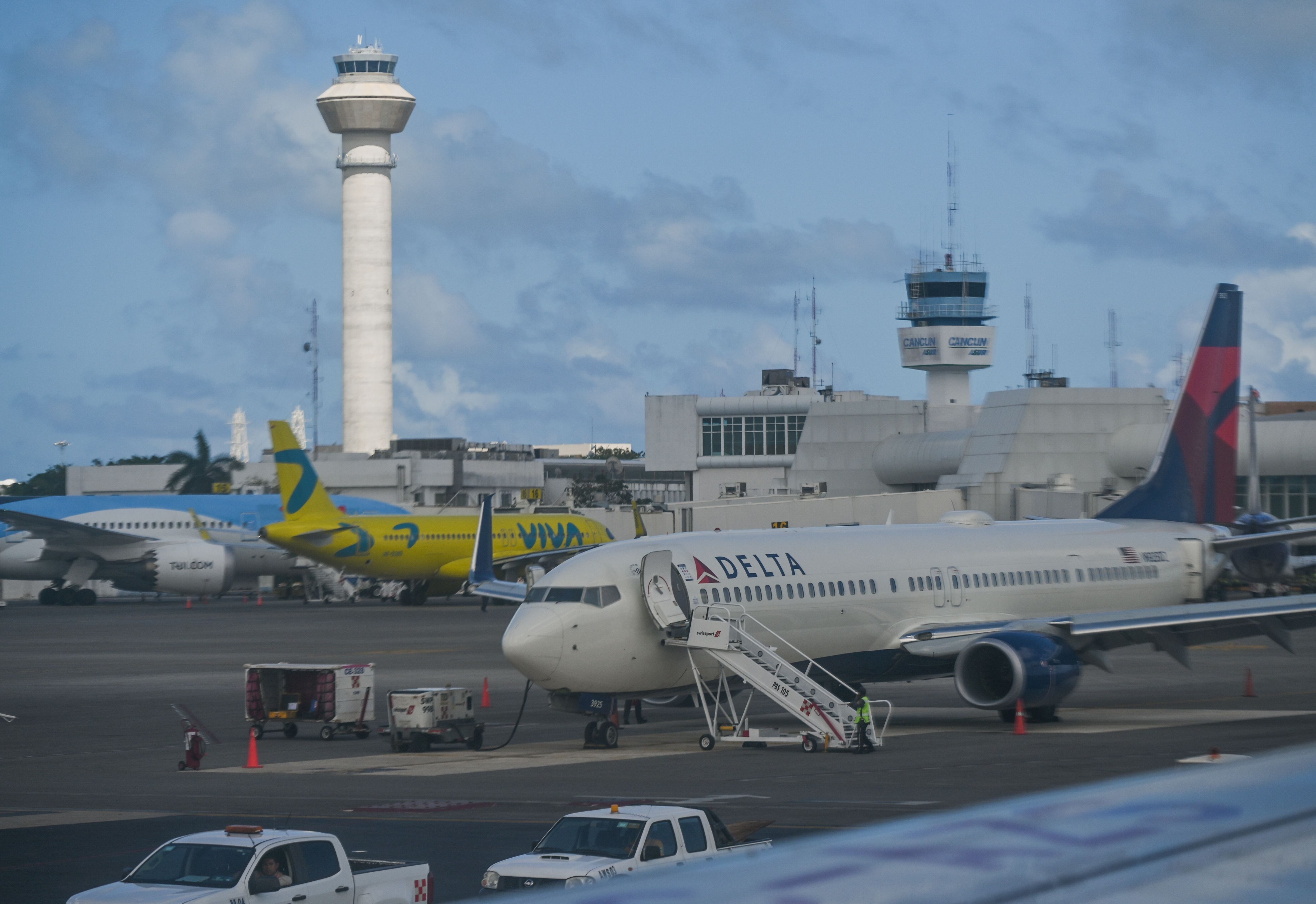 Aviones de las aerolíneas extranjeras Delta (EE UU), Viva Air (Colombia) y TUI (Alemania) en Cancún, en abril de 2022.