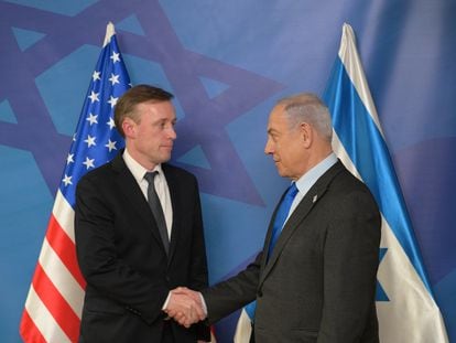 El consejero de Seguridad Nacional de EE UU, Jake Sullivan, saluda al primer ministro de Israel, Benjamín Netanyahu, tras su reunión con el gabinete de guerra en la sede militar de Israel, la base de Kirya.