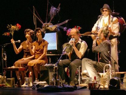 Momento de la actuaci&oacute;n de la Orquesta de Hombres Orquesta ayer en el Teatro Victoria Eugenia.