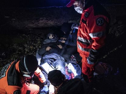 Unos sanitarios atienden a un migrante en un bosque cerca de la frontera de Polonia con Bielorrusia el 17 de noviembre.