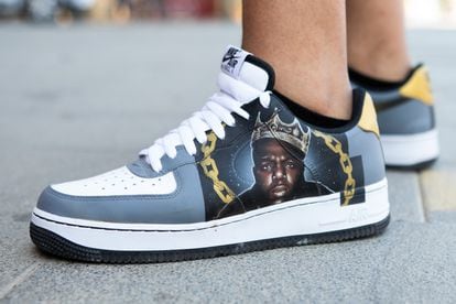 Detalle de las zapatillas de Dollar Selmouni, con la imagen de uno de sus 'raperos' predilectos, Notorious B.I.G.
