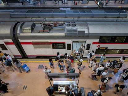 Varios viajeros en los andenes de cercanías de la estación de tren de Atocha.