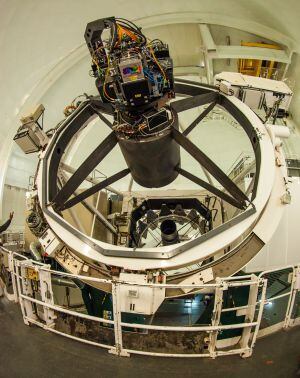 La cámara PAU montada en el foco primario del telescopio William Herschel en  Observatorio del Roque de los Muchachos, en La Palma, Canarias.  