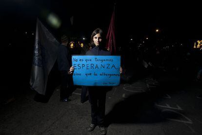 Luz, 14 años, estudiante mexicana de secundaria, protesta contra las desapariciones en su país con una cita de John Berger: "No es que tengamos esperanza, sino que la albergamos".