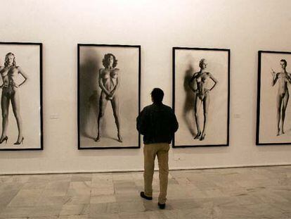 Cuatro fotografías <i>Gran desnudo</i>, de Helmut Newton, de la colección Taschen, en el montaje del Museo Nacional Reina Sofía.