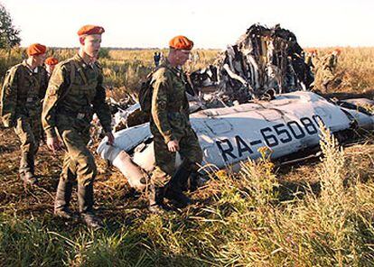 Efectivos del Servicio Federal de Seguridad ruso inspeccionan los restos del avión Tupólev-134 que se estrelló en Tula, a 150 kilómetros de Moscú.