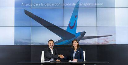Tobi Pardo, director de Aviación y Asfaltos de Cepsa, y Leen Vander Kuylen, directora de gestión de TUI Airline