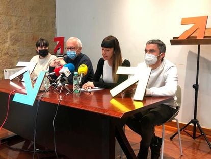 Representantes de Sare en la rueda de prensa celebrada este miércoles en Bilbao para presentar la movilización del 8 de enero a favor de los presos de ETA.