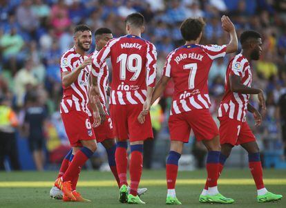 Los jugadores del Atlético celebran el gol de Morata ante el Getafe.