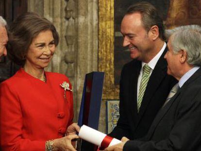 Margallo, do&ntilde;a Sof&iacute;a y Fabra con el presidente de la Fundaci&oacute;n Broseta.