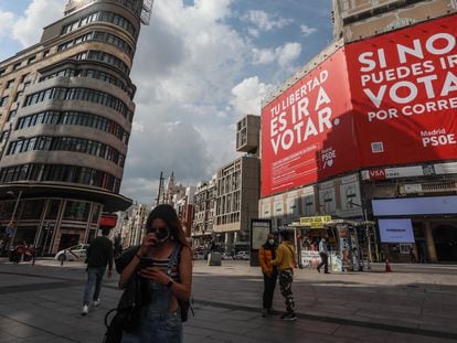 La nueva lona que el PSOE instaló ayer en la plaza del Callao.