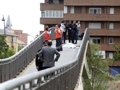 El cadáver de la presidenta de la Diputación y del PP de León, Isabel Carrasco, tapado con una manta en el puente sobre el Bernesga, en León, en 2014.