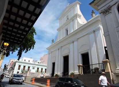 La catedral de San Juan es la segunda más antigua de América después de la de Santo Domingo. De estilo neoclásico, es bastante sencilla. En su interior descansan los restos de Juan Ponce de León, el primer gobernador de la isla.