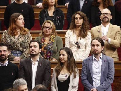 Los diputados de Unidos Podemos, puestos en pie, no han aplaudido los discursos que conmemoran el aniversario de la Constitución en el Congreso. Eduardo Parra Europa Press