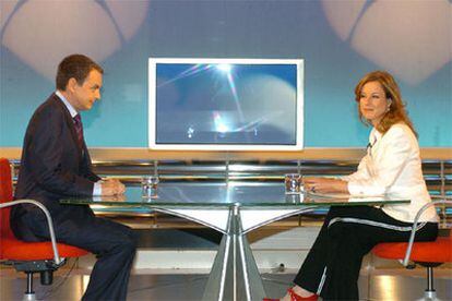 Zapatero, minutos antes de comenzar la entrevista, conducida por la la directora de informativos, Gloria Lamana.