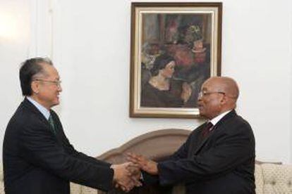 Fotografía facilitada que muestra al presidente sudafricano Jacob Zuma (dcha) durante su reunión con el presidente del Banco Mundial, Jim Jong Kim (izda), en Johannesburgo (Sudáfrica) hoy, jueves 6 de septiembre de 2012.