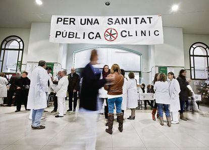 Protesta en el hospital Clínic en defensa de la sanidad pública.