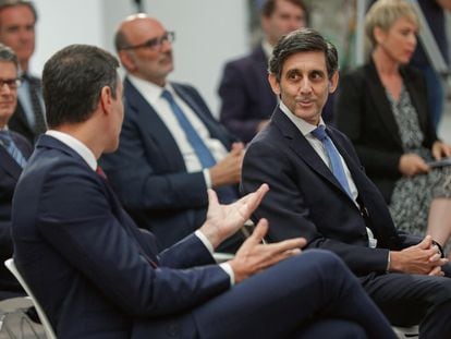 Pedro Sánchez conversaba, en julio de 2020, con José María Álvarez Pallete en la presentación de la iniciativa España Digital 2025, en La Moncloa.