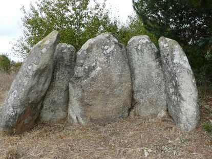 Dolmen de Abuime, con los cinco ort&oacute;statos en pie que se conservan.