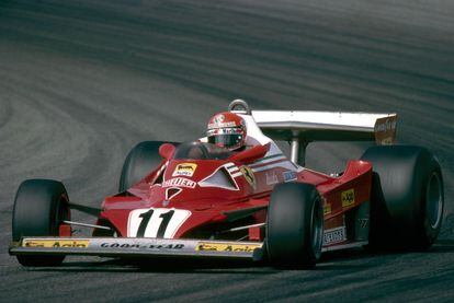 Niki Lauda, al volante de un Ferrari en 1977 durante el Gran Premio de Francia, carrera en la que finalizó en quinto puesto,aunque finalmente se hizo con el Mundial esa temporada.
