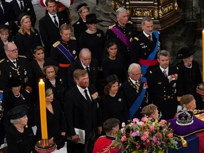 Felipe VI y la reina Letizia, sentados junto a los reyes eméritos, asistían este lunes al funeral de Estado de Isabel II, en la abadía de Westminster, en Londres.