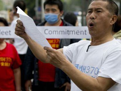 Familiares de pasajeros chinos del MH370 protestan frente a la embajada de Malasia en Pekín.