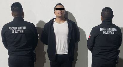 Jesús Alexis Álvarez Ortiz, novio de Mónica Citlalli detenido por agente de la Fiscalía.