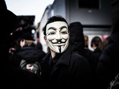 Una persona luce la máscara de Anonymous, bajo cuyo seudónimo se realizan acciones o publicaciones individuales o concertadas.