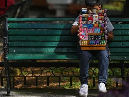 Un joven vendedor de cigarros se toma un descanso en el centro de la ciudad de Mérida.