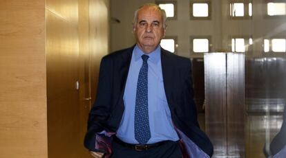 Rafael Blasco, este jueves, en el momento de abandonar el hemiciclo por un pasillo para tratar de eludir a los periodistas.